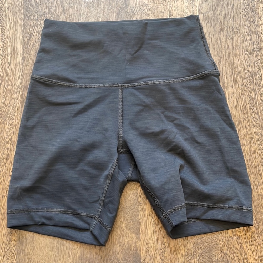 Like new Lululemon Wunder train shorts 6” inseam 4 heathered grey